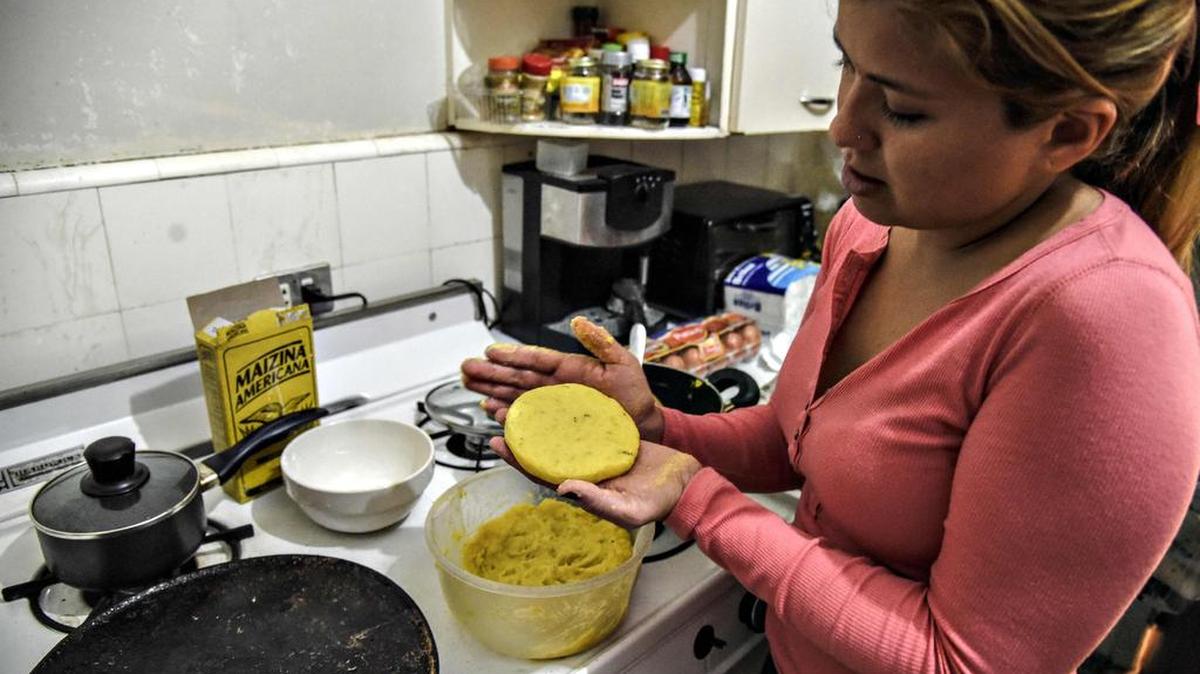 Una mujer hace "arepas" en Caracas, el 16 de agosto de 2016.