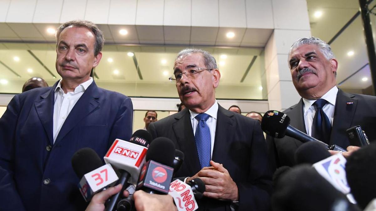 Fotografía cedida por la Cancillería dominicana del presidente dominicano, Danilo Medina (c), quien habla con la prensa acompañado de su canciller, Miguel Vargas (d) y del ex presidente del Gobierno español José Luis Rodríguez Zapatero (i), uno de los mediadores en el diálogo que promueve la Unión de Naciones Suramericanas (Unasur) en Venezuela el jueves 14 de septiembre de 2017, en Santo Domingo, República Dominicana.