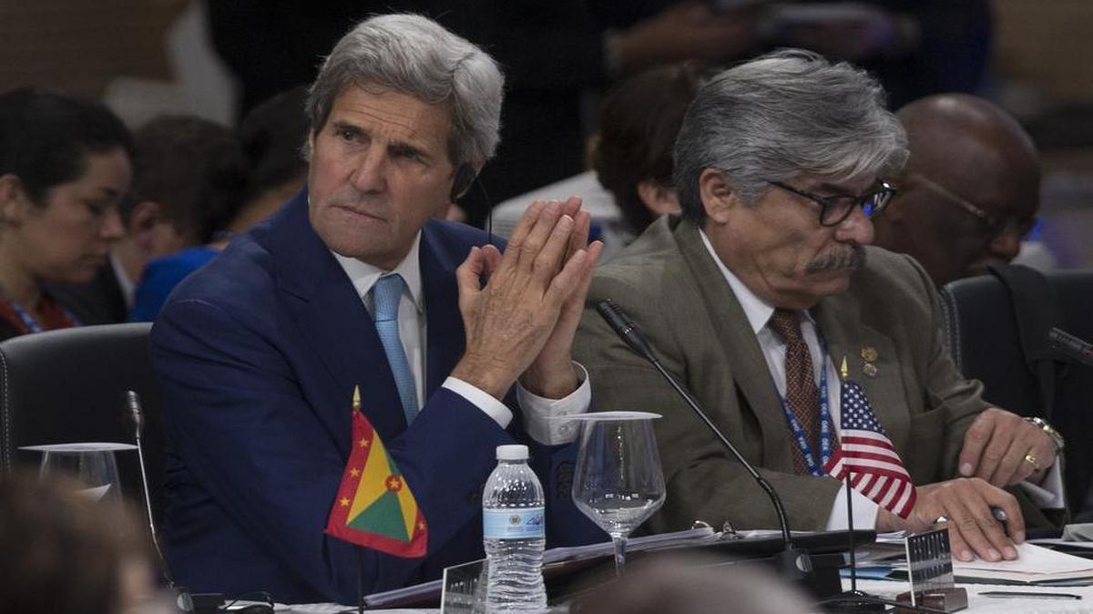 El secretario de Estado de EEUU, John Kerry (i), participa en la 46 Asamblea General de la Organización de Estados Americanos (OEA) hoy, martes 14 de junio de 2016, en Santo Domingo (República Dominicana).