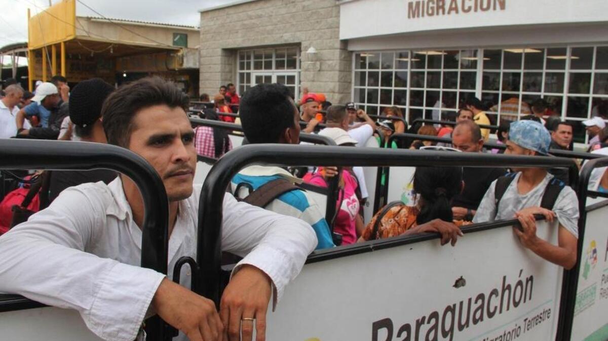 Un grupo de personas cruza la frontera entre Colombia y Venezuela, el 13 de agosto de 2016, en Paraguachón (Venezuela). Casi 30,000 personas, la mayoría de ellos venezolanos que buscaban alimentos y medicinas, cruzaron la frontera entre Colombia y Venezuela en su jornada de reapertura al paso peatonal tras casi un año cerrada.