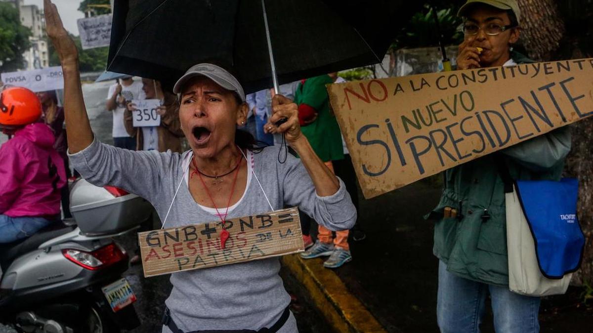 Simpatizantes de la oposición participan en una protesta en contra de el gobierno de Nicolás Maduro el miércoles 28 de junio de 2017, en Caracas (Venezuela).