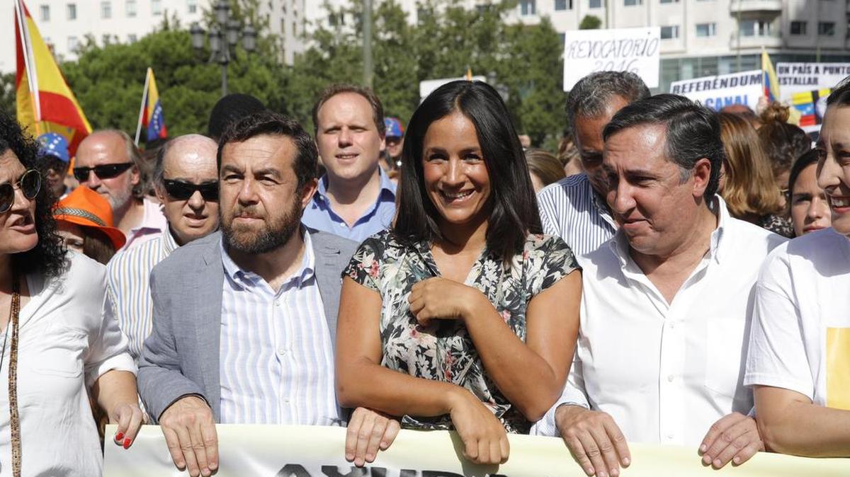 El diputado de Ciudadanos Miguel Ángel Gutierrez (izq.), la portavoz de Ciudadanos en el Ayuntamiento de Madrid, Begoña Villacís (centro) y el diputado del PP, José Ramón García (der.), en la cabecera de la manifestación celebrada el domingo en Madrid para reivindicar un cambio político en Venezuela y en apoyo de la celebración del referéndum revocatorio en ese país.