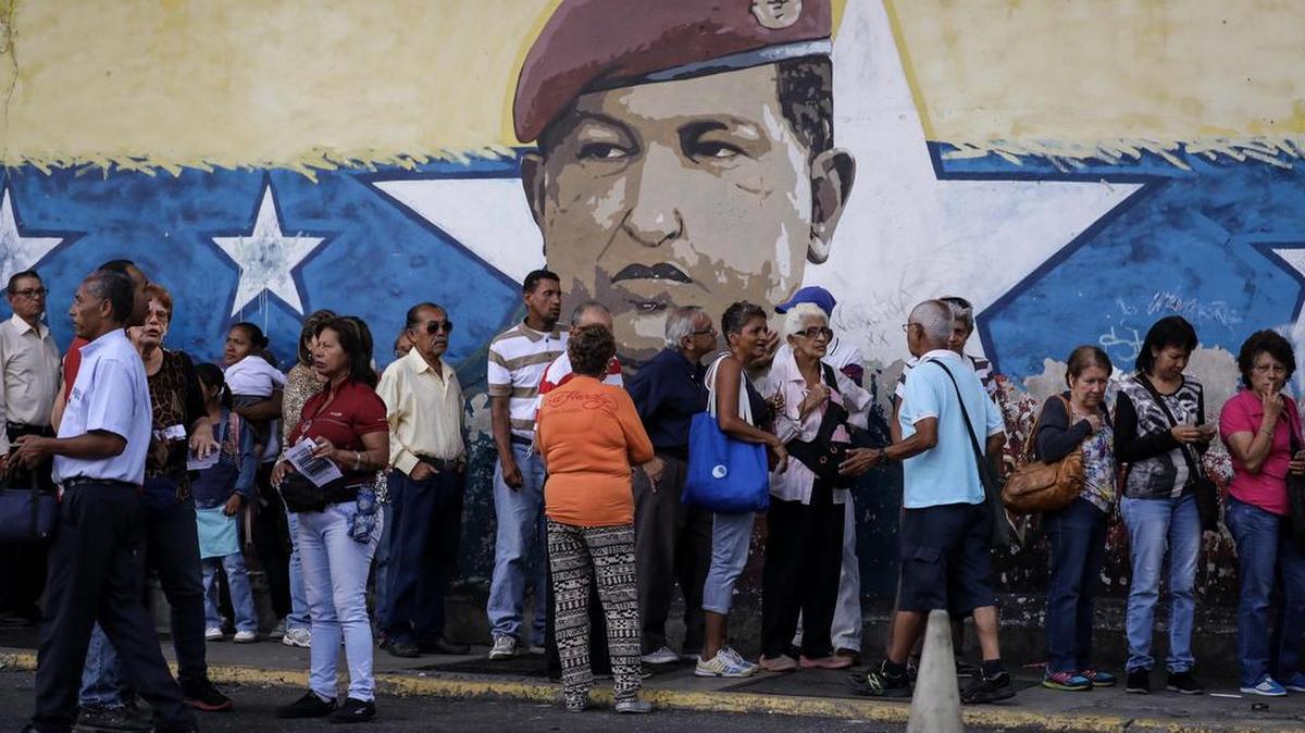 Chavistas esperan en la calle para votar en el simulacro de las votaciones para elegir a la Asamblea Nacional Constituyente (ANC) que impulsa el Gobierno de Nicolás Maduro, el domingo 16 de julio de 2017, en Caracas, Venezuela.
