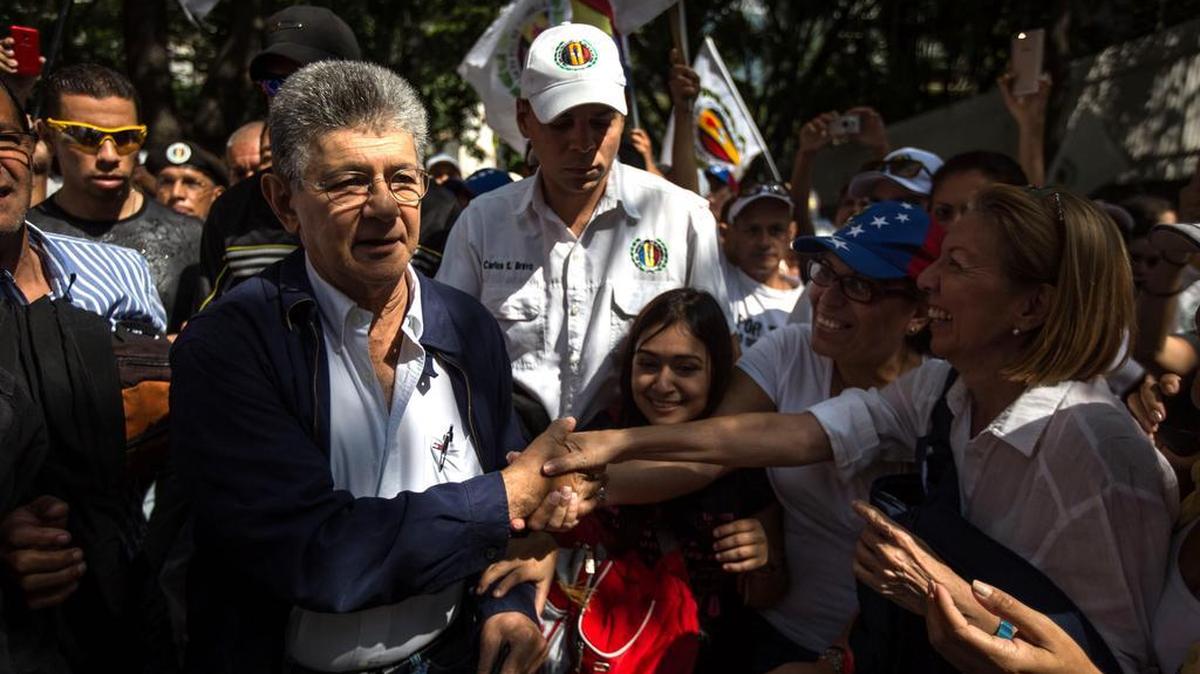 El presidente de la Asamblea Nacional de Venezuela, Henry Ramos Alup (i), saluda a un grupo de personas que participa en una manifestación hoy, miércoles 26 de octubre del 2016, en Caracas (Venezuela).