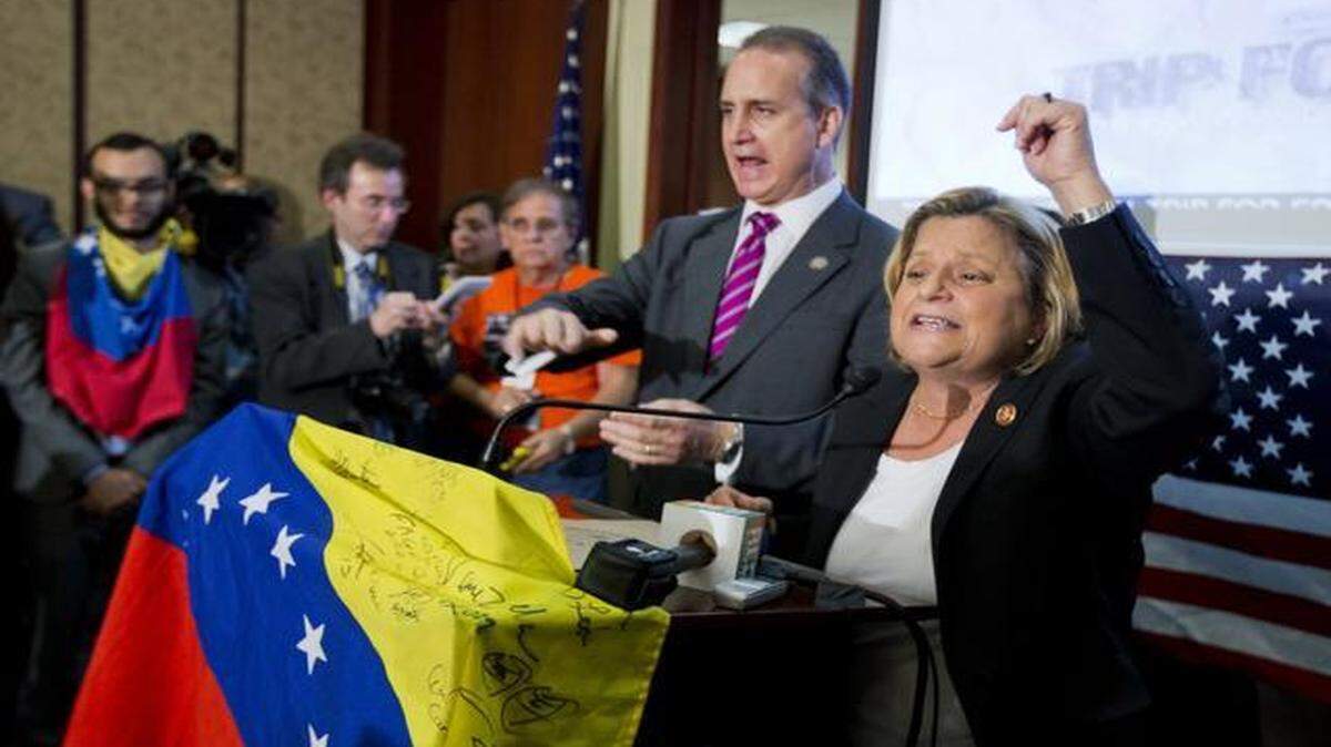 Los congresistas Ileana Ros-Lehtinen y Mario Diaz-Balart, ambos republicanos de la Florida, durante una conferencia de prensa en mayo del 2014 para pedir sanciones contra el régimen venezolano de Nicolás Maduro.
