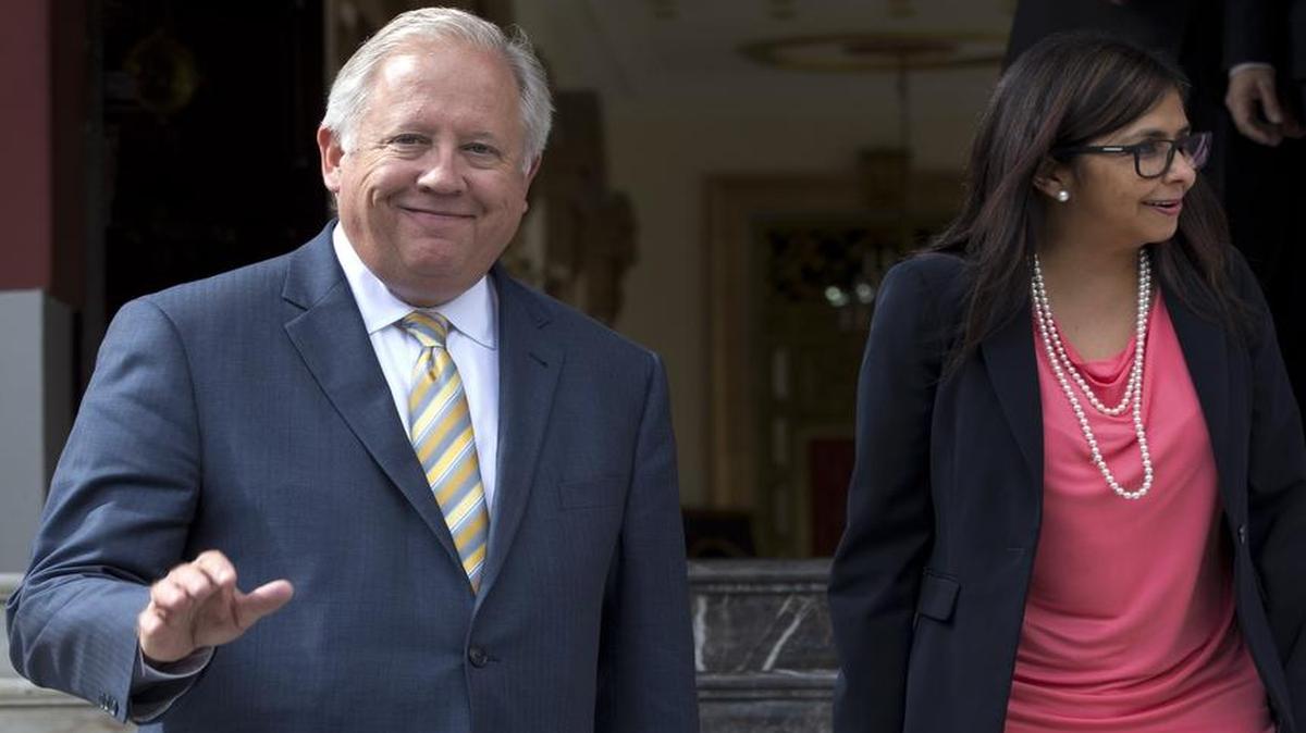 El diplomático estadounidense Thomas Shannon junto a la canciller venezolana Delcy Rodríguez, tras una reunión en Caracas con el gobernante Nicolás Maduro el 22 de junio del 2016.