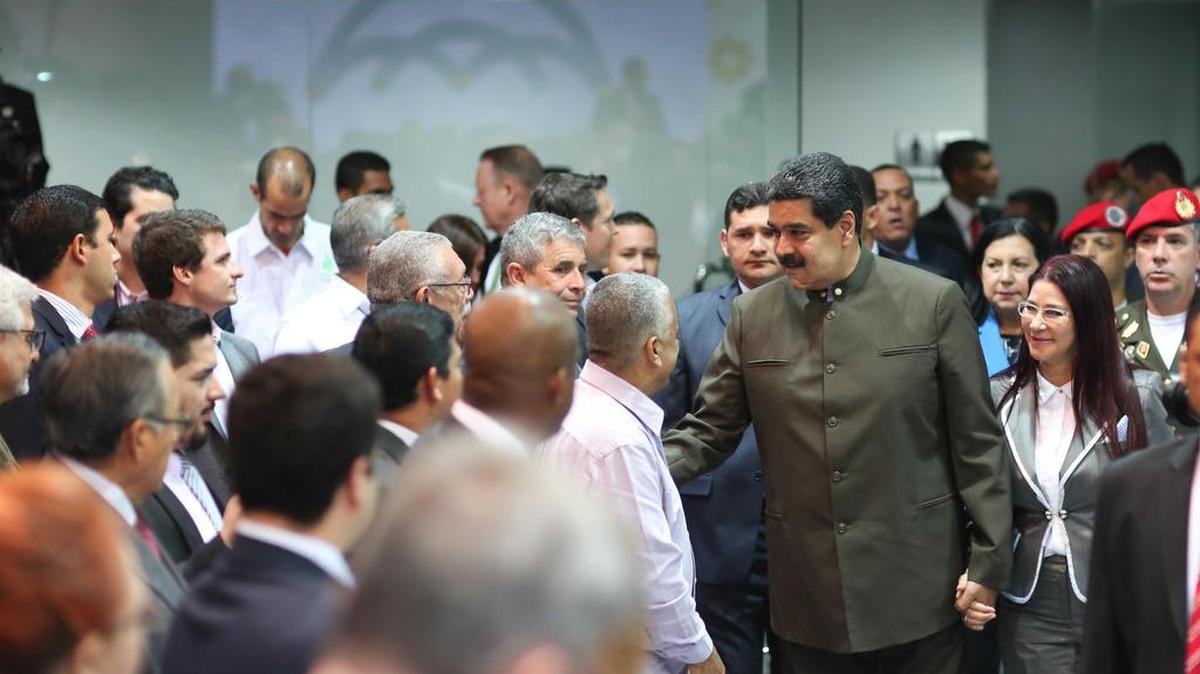 Fotografía cedida por el Palacio de Miraflores del presidente de Venezuela, Nicolás Maduro (2d), durante su intervención en la “Expo Venezuela Potencia 2017”, el jueves 23 de marzo de 2017, en Caracas.