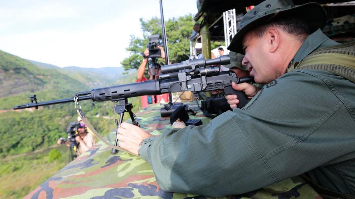 El ministro venezolano de Defensa Vladimir Padrino López apuntando con un rifle durante los ejercicios militares en Caracas el 26 de agosto de 2017. 
