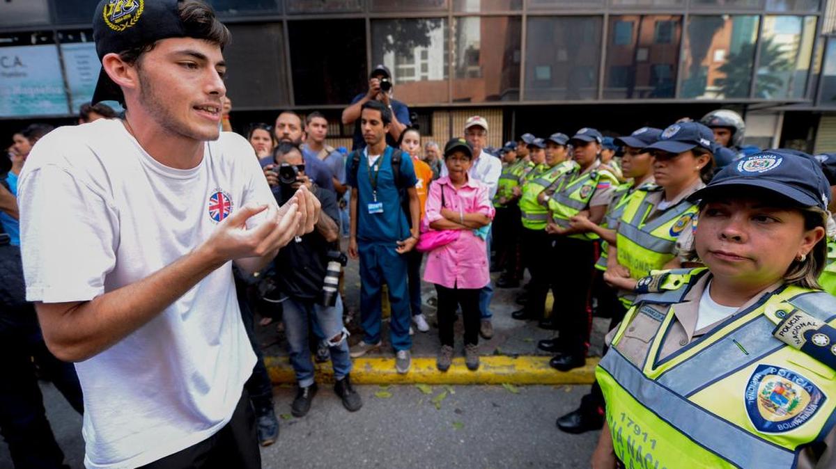 Los universitarios celebraron una asamblea ante los agentes policiales donde expusieron sus demandas.