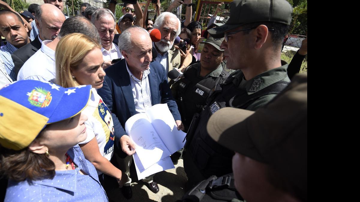 
Los senadores españoles Josep Maldonado (3 izq.) y Dionisio García Carnero (4 izq.) acompañados de Lilian Tintori (2 izq.) y Mitzy Capriles de Ledezma (izq.) son bloqueados por miembros de la GNB al tratar de entrar a la prisión militar de Ramo Verde. 
