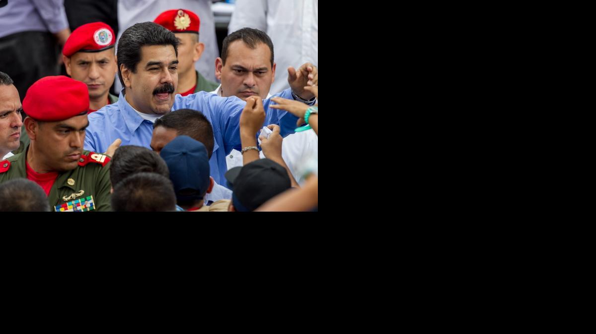 
El presidente de Venezuela Nicolás Maduro (c) saluda a su llegada a un acto de gobierno el miércoles 19 de noviembre de 2014, en el Palacio de Miraflores en Caracas (Venezuela).

