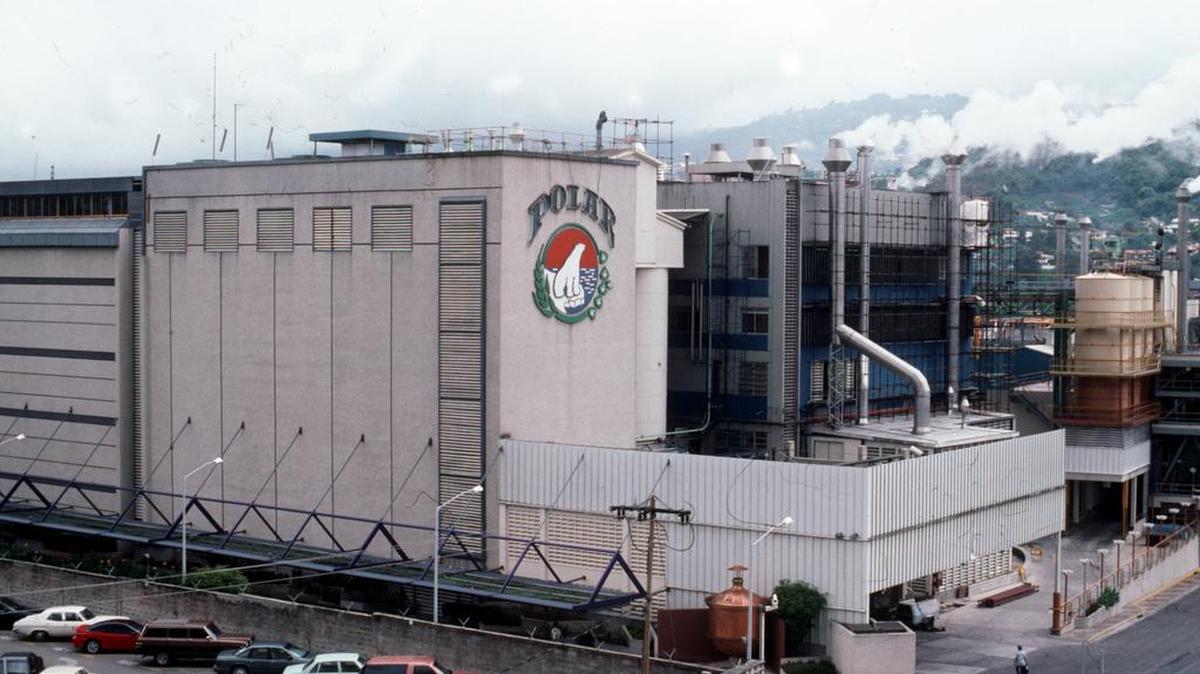 La fábrica de cervezas Polar en un suburbio den Caracas.