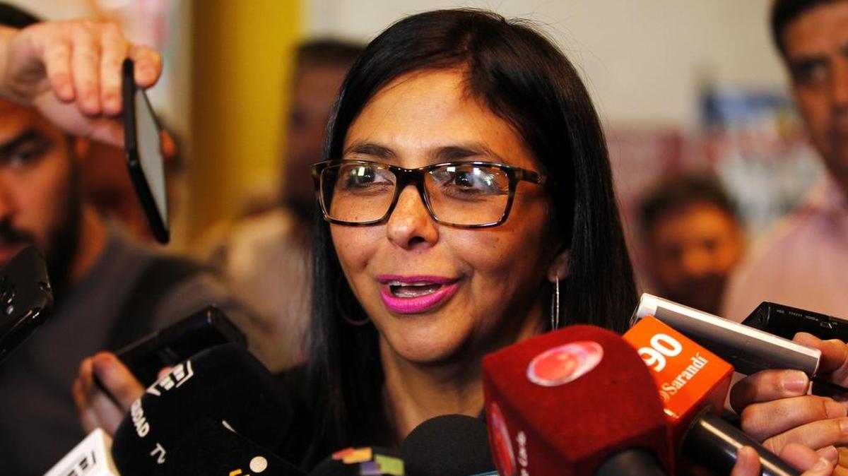 La canciller de Venezuela, Delcy Rodríguez, habla con la prensa el jueves 15 de diciembre de 2016, en la sede del Mercosur en Montevideo (Uruguay).