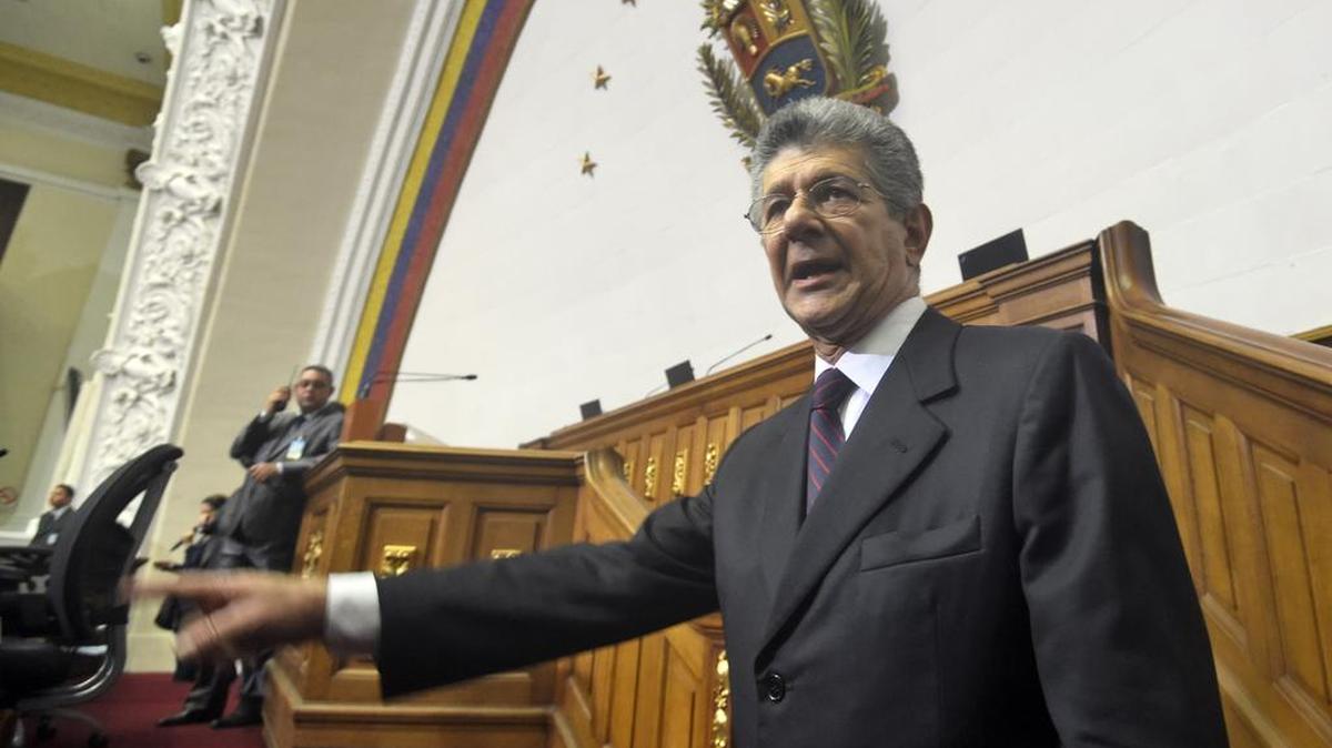 El nuevo presidente del Parlamento venezolano, diputado Henry Ramos Allup llega al parlamento en Caracas, el 5 de enero de 2016.