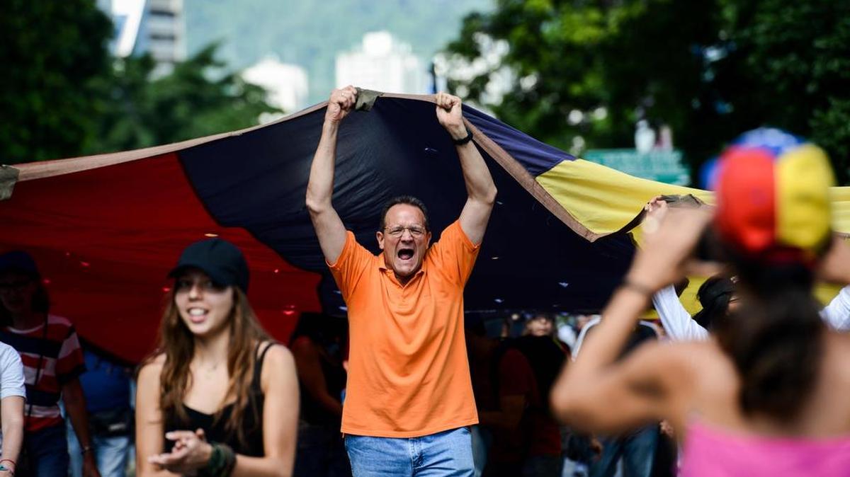 Opositores venezolanos protestan contra el gobierno del presidente Maduro durante la "Marcha por la fe" en la Avenida Francisco de Miranda en Caracas, el 17 de junio de 2017.