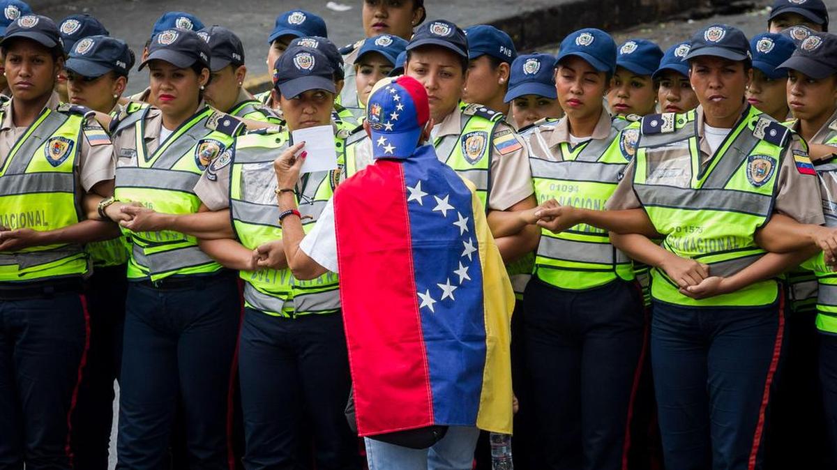 Un grupo de opositores venezolanos protesta por la escasez de medicamentos en camino hacia la Nunciatura Apostólica Católica hoy, jueves 17 de noviembre de 2016, en Caracas (Venezuela).