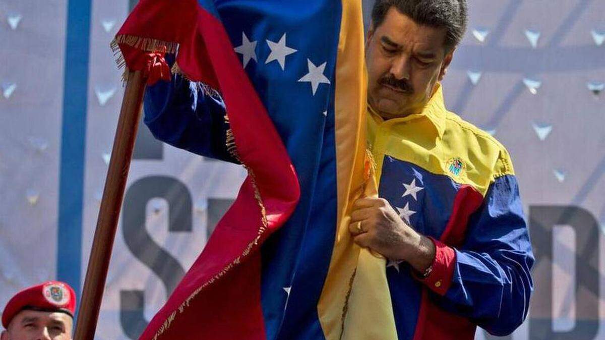 El gobernante venezolano Nicolás Maduro con una bandera venezolana el 12 de marzo del 2016.