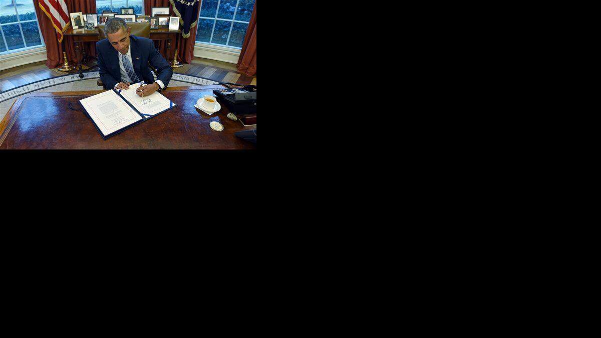 El presidente Barack Obama firma la ley que financia al Departamento de Seguridad Nacional, el miércoles 4 de marzo de 2015, en la Oficina Oval de la Casa Blanca, en Washington, el miércoles 5 de marzo de 2015.