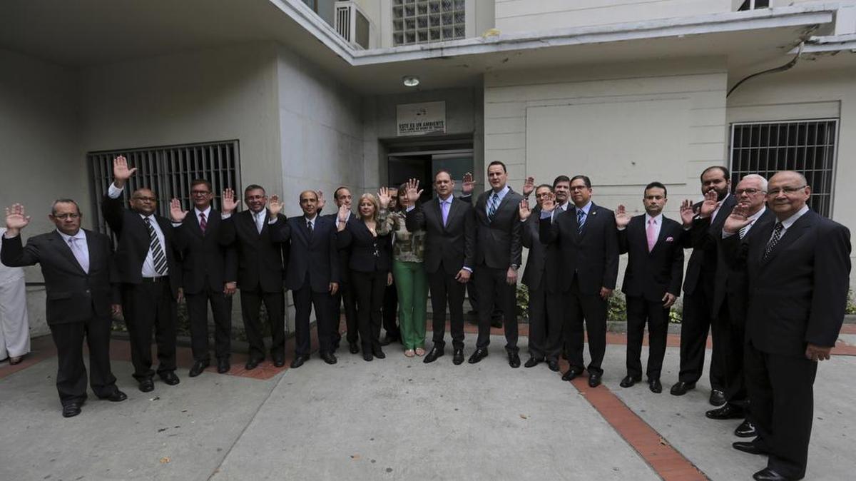 Los jueces de la Corte Suprema nombrados por la Asamblea Nacional posan para una foto de grupo oficial después de que se les juró en una ceremonia al aire libre en Caracas, Venezuela, el viernes 21 de julio de 2017.