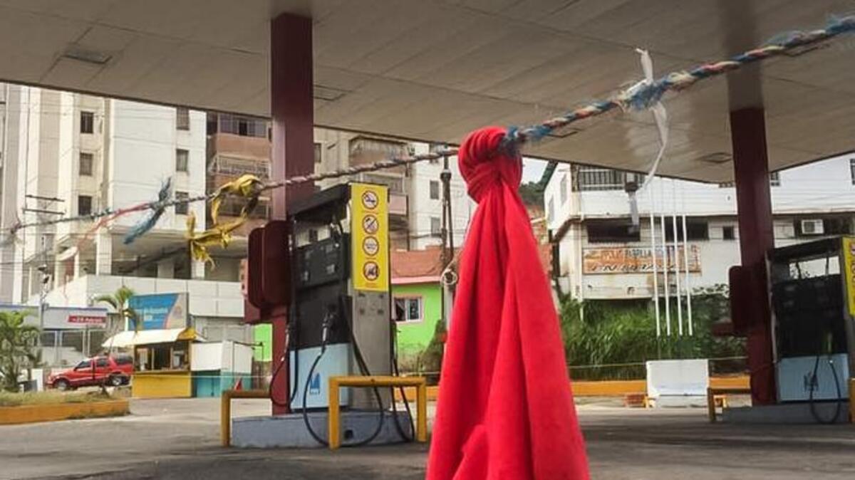 Vista de una estación de gasolina de Petróleos de Venezuela, donde se evidencia retraso en la venta de combustible, el 20 de diciembre del 2017, en la ciudad de Valera, Venezuela.