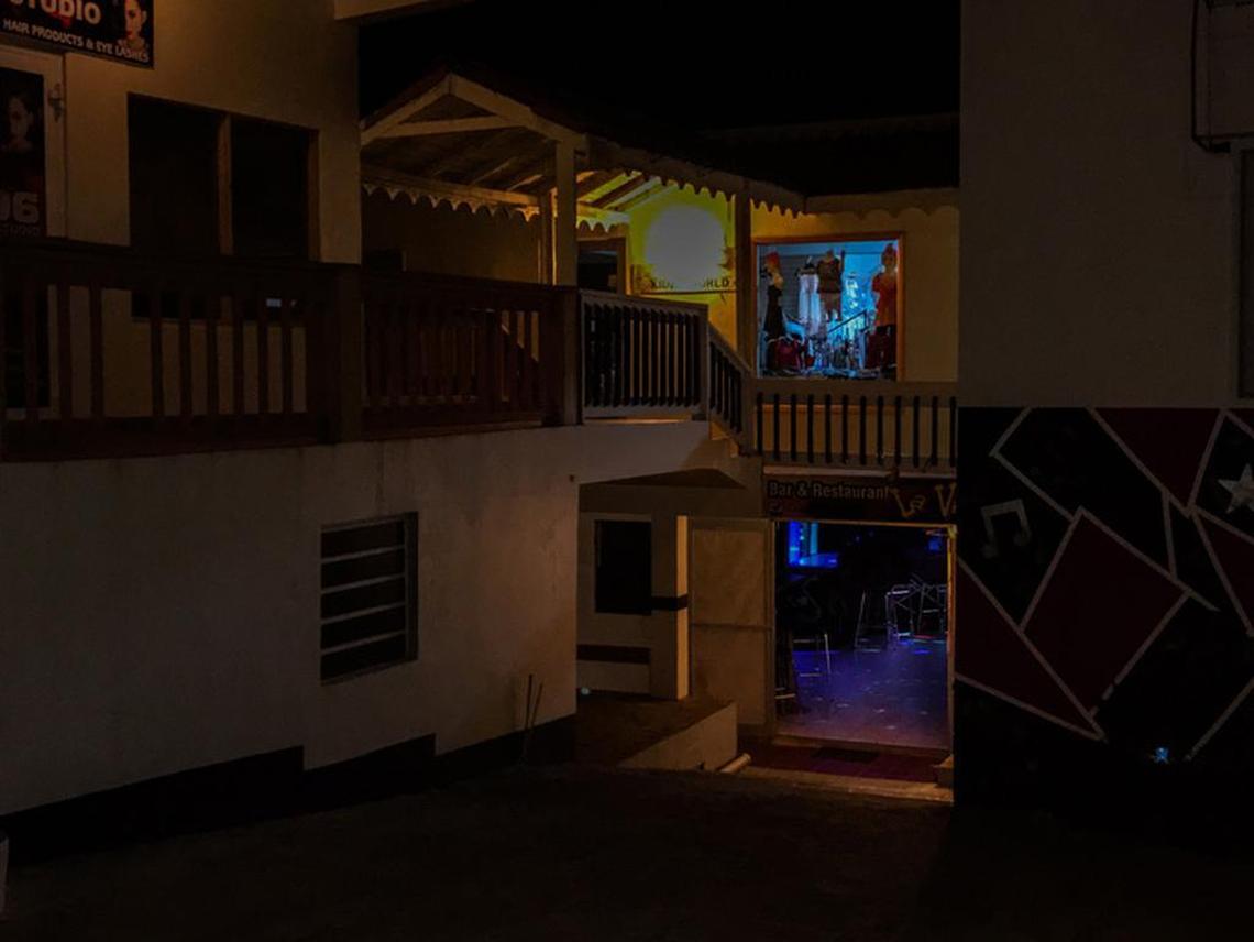 Un bar donde las mujeres bailan a veces.