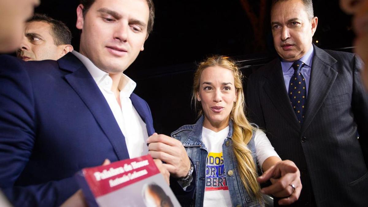 El líder del partido español Ciudadanos, Albert Rivera (c), y Lilian Tintori, esposa del opositor venezolano encarcelado Leopoldo López, llegan a la residencia del alcalde metropolitano de Caracas en prisión Antonio Ledezma con la intención de visitarlo hoy, 24 de mayo de 2016, en la ciudad de Caracas (Venezuela). Rivera se vio hoy impedido de visitar al alcalde metropolitano de Caracas, Antonio Ledezma, que se encuentra privado de libertad en su propia casa, acusado de participar en planes para conspirar contra el Gobierno de Nicolás Maduro.