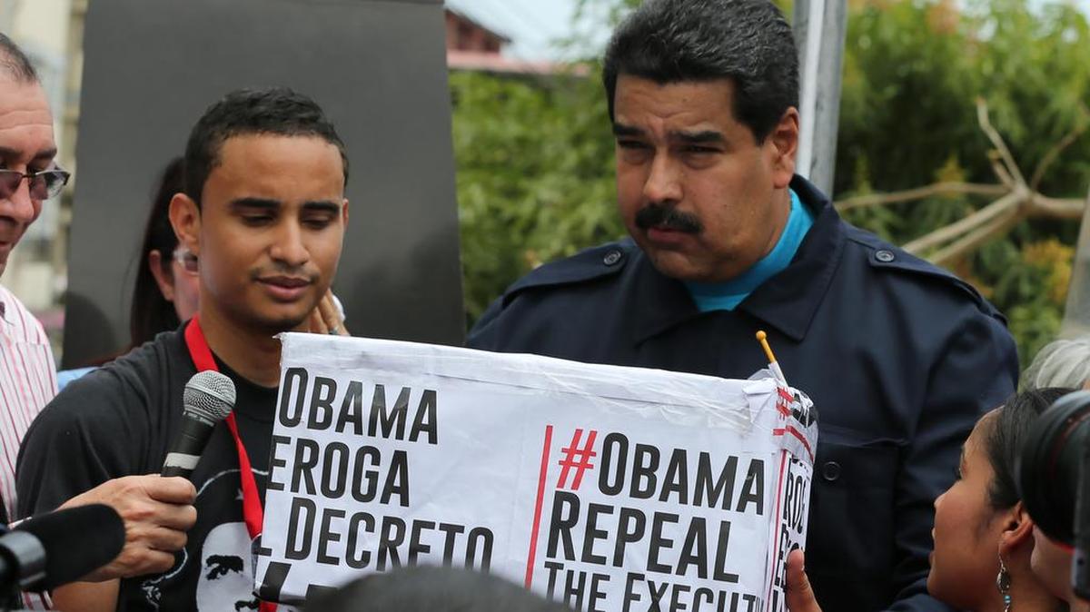 
El presidente venezolano Nicolás Maduro (der.) entrega una caja con firmas de simpatizantes en donde exigen al presidente de EEUU, Barack Obama, que derogue las sanciones contra funcionarios venezolanos acusados de violaciones, el 10 de abril de 2015 en Ciudad de Panamá. Un análisis muestra que el gobierno venezolano usa cuentas falsas de Twitter para aumentar su influencia en esta red social. 
