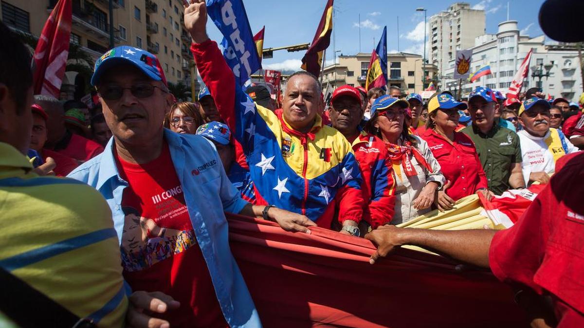 El diputado de la Asamblea Nacional por el Partido Socialista Unido de Venezuela (PSUV) Diosdado Cabello (c) participa en una manifestación convocada por el gobierno nacional el sábado 12 de marzo de 2016, en la ciudad de Caracas (Venezuela).