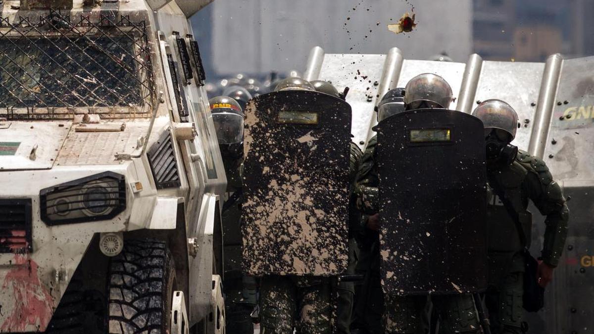 Una bomba de heces impacta a militares de la Guardia Nacional Bolivariana hoy, miércoles 10 de mayo de 2017, en Caracas (Venezuela).
