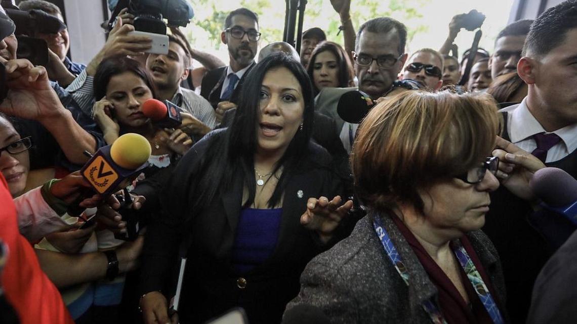 La vicefiscal general, Katherine Harington (c), llega a la Fiscalía acompañada por varios funcionarios del Supremo el jueves 6 de julio de 2017, en Caracas (Venezuela).
