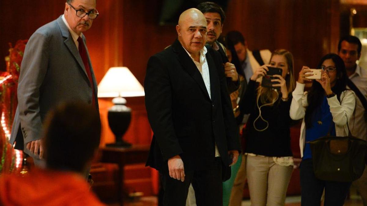El secretario general de la Mesa Redonda de la Unidad Democrática de oposición (MUD), Jesús Torrealba (C), sale tras reunirse con representantes del Vaticano y la Unión de Naciones Suramericanas (UNASUR), en Caracas, el 6 de diciembre de 2016.
