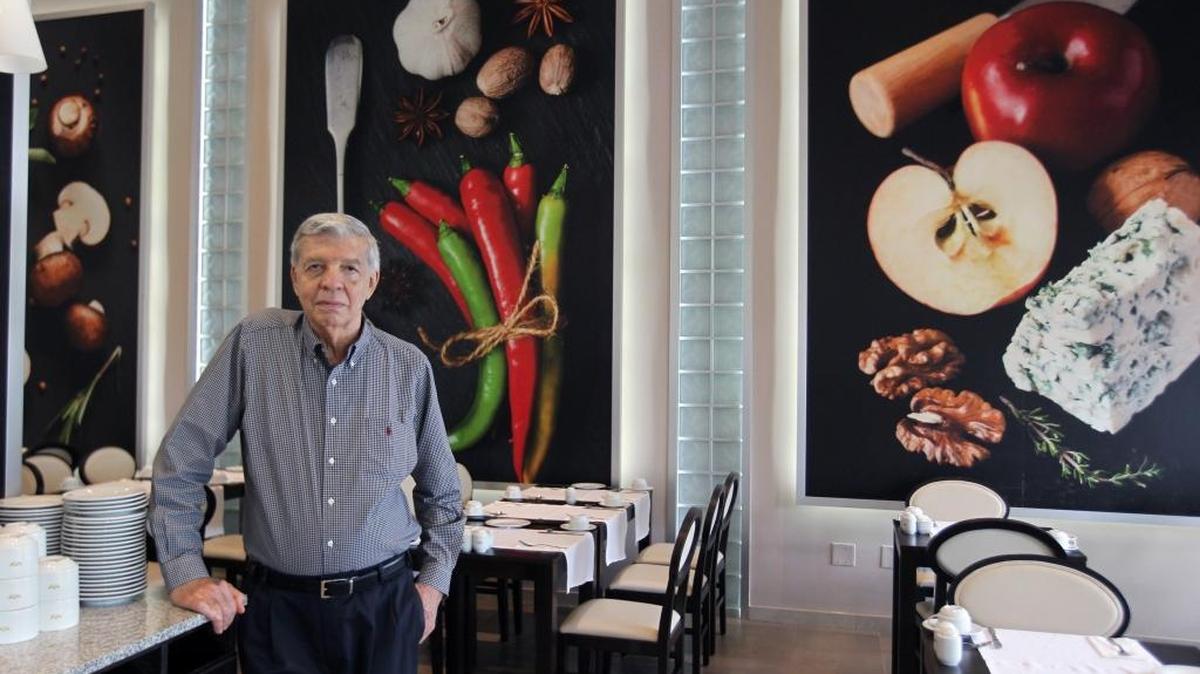El profesor José Rafael Lovera, cofundador del Centro de Estudios Gastronómicos (CEGA), en el Hotel RIU Plaza de Miami Beach, el 19 de noviembre. Lovera presentó en Miami su libro, ‘Retablo gastronómico de Venezuela’.