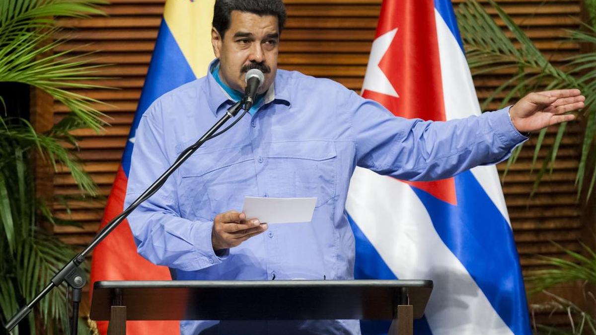 El presidente de Venezuela Nicolás Maduro habla este viernes 30 de octubre del 2015, durante un acto de gobierno en la ciudad de Caracas (Venezuela). El Presidente Nicolás Maduro encabeza acto con motivo de la celebración de los quince años de la firma del convenio Cuba-Venezuela.
