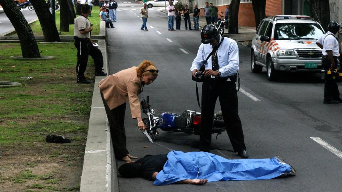 El cuerpo de un presunto asaltante muerto durante un intento de robo en el sector de Caracas conocido como La Castellana, en noviembre del 2008.