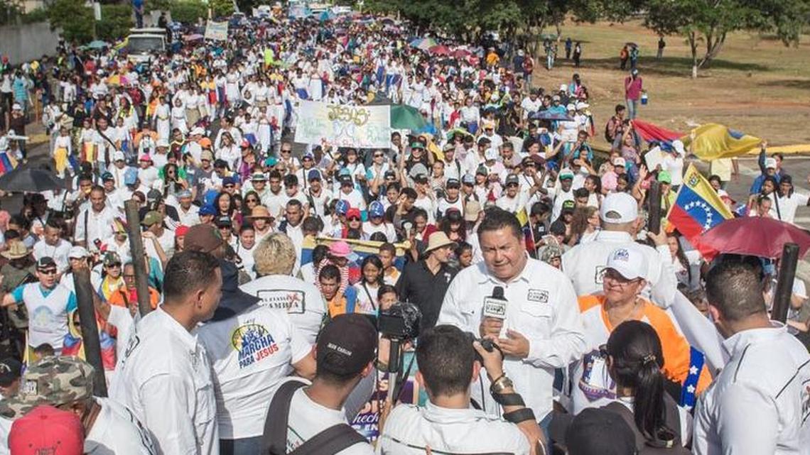 Javier Bertucci se reúne con seguidores en Ciudad Guayana.