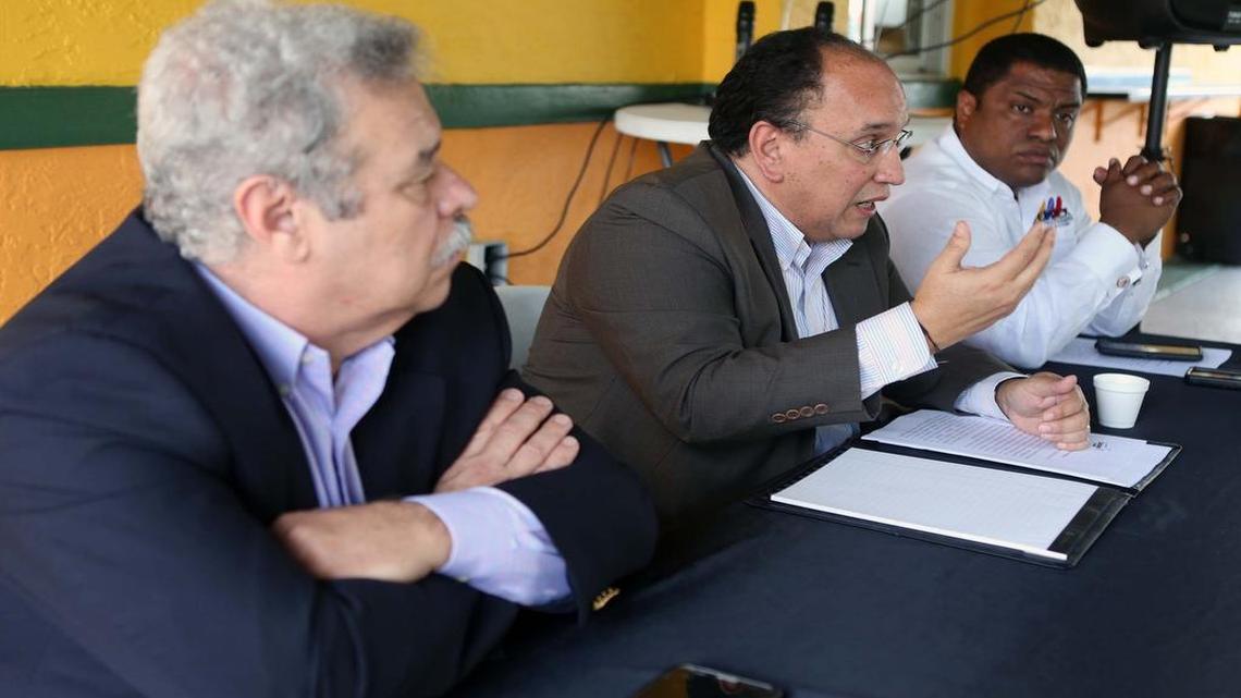 Horacio Medina (izq), José Hernández (centro) y José Antonio Colina durante una conferencia de prensa el miércoles en Doral.