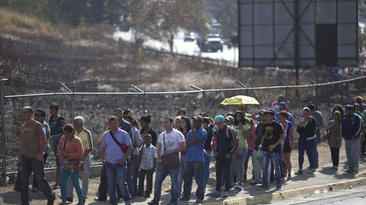 Las largas filas se han convertido en parte del día a día del venezolano desde que la crisis económica se ha profundizado. Aun así, el subsidio a Cuba continúa.