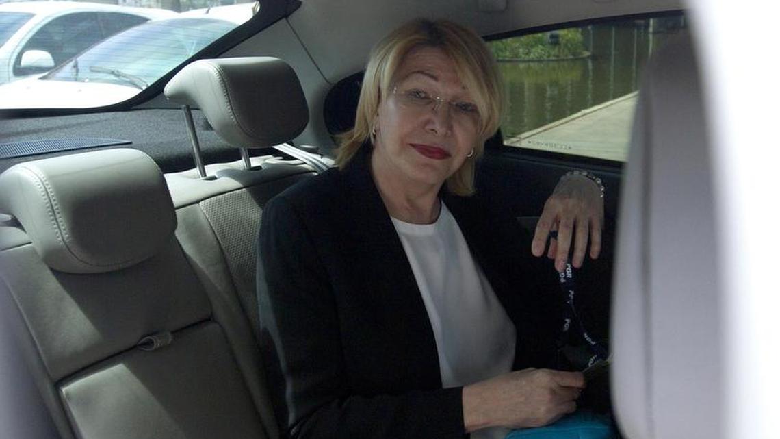 La exfiscal venezolana Luisa Ortega sale del Ministerio de Relaciones Exteriores luego de reunirse con el canciller Brasileño, Aloysio Nunes do Amaral, el miércoles 23 de agosto de 2017, en Brasilia (Brasil).