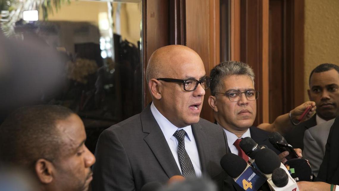 Jorge Rodríguez, ministro de Información de Venezuela, habla a la prensa en la cancillería en Caracas antes de participar en negociaciones para buscar una solución a los problemas venezolanos, en Santo Domingo, República Dominicana, el 1 de diciembre del 2017.