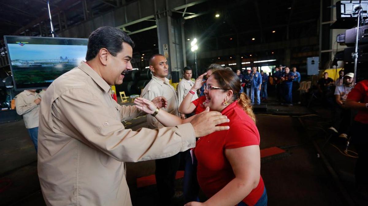 El presidente Nicolás Maduro saluda a una simpatizante durante una transmisión televisiva, el domingo en Caracas.
