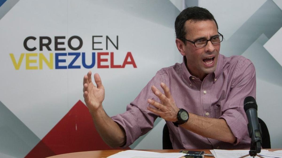 El líder opositor venezolano Henrique Capriles en la rueda de prensa del lunes para el anuncio de marchas si el CNE no activaba el proceso para un referendo.