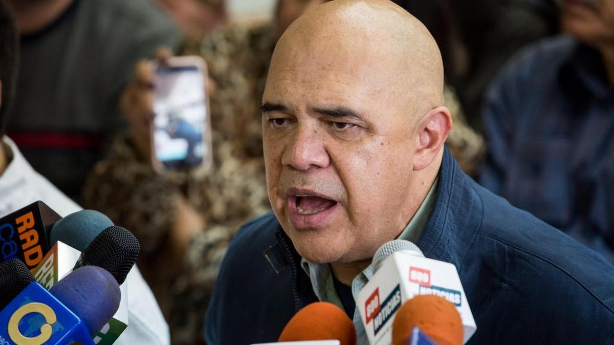 El secretario general de la Mesa de Unidad Democrática (MUD), Jesús Torrealba, participa en una rueda de prensa el 2 de noviembre de 2016, en Caracas (Venezuela).