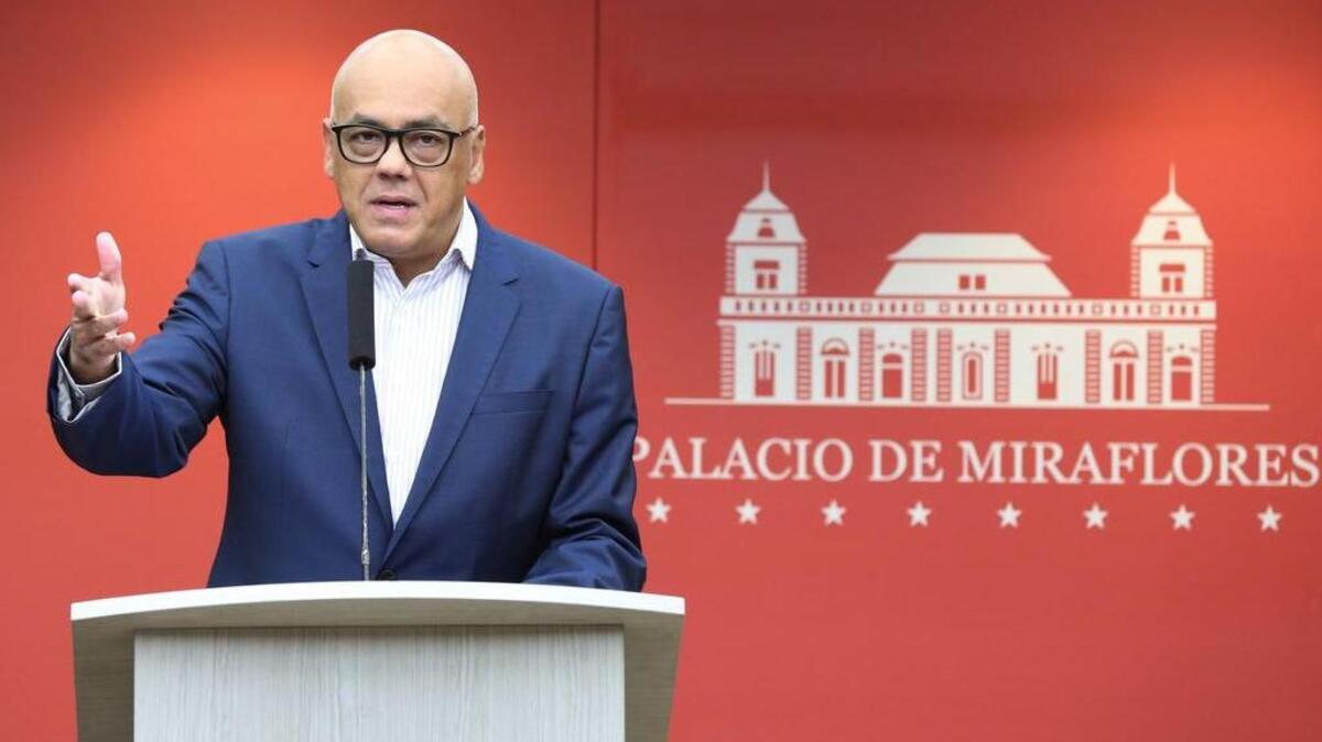 Fotografía cedida por prensa de Miraflores donde se observa al ministro de Información venezolano, Jorge Rodríguez, quien habla durante una rueda de prensa este domingo en Caracas (Venezuela).
