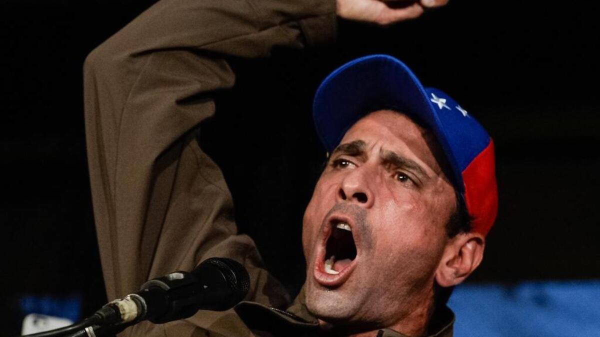 El gobernador del céntrico estado venezolano de Miranda, Henrique Capriles, ofrece declaraciones a periodistas el viernes 7 de abril de 2017, en la ciudad de Caracas (Venezuela).