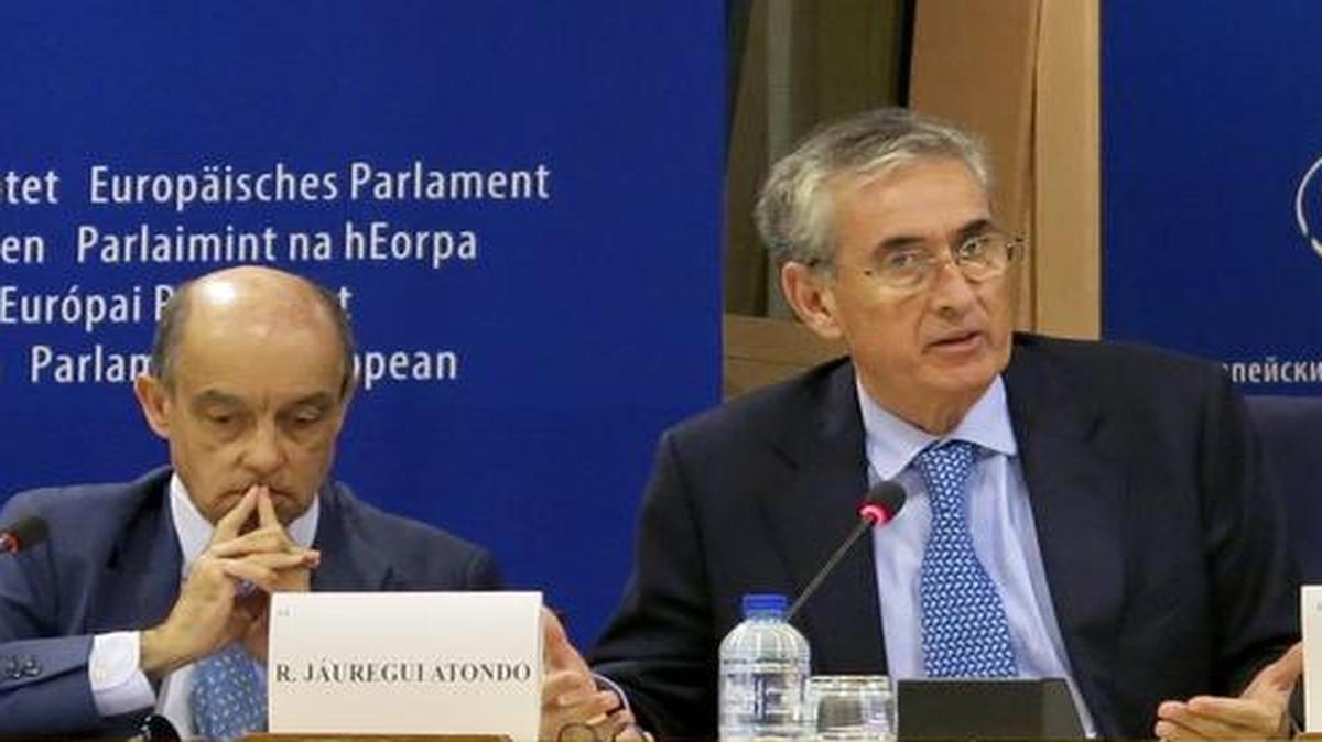 El eurodiputado socialista Ramón Jáuregui (centro), acompañado de Fernando Maura (izq.), de Ciudadanos y Gabriel Mato del Partido Popular, durante la presentación en el Parlamento Europeo (PE) de las conclusiones de la misión “exploratoria” a Venezuela, el miércoles.