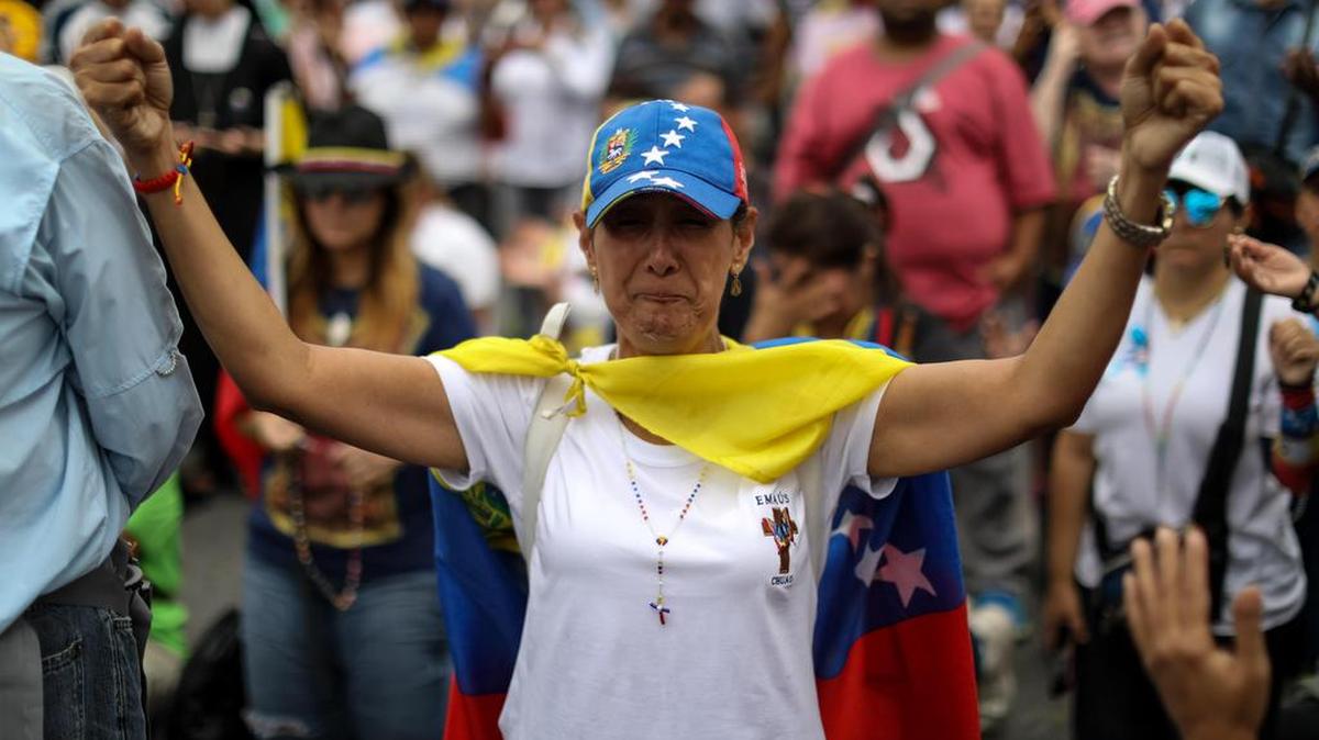 Un grupo de personas participan en una manifestación el sábado 17 de junio de 2017, en Caracas.