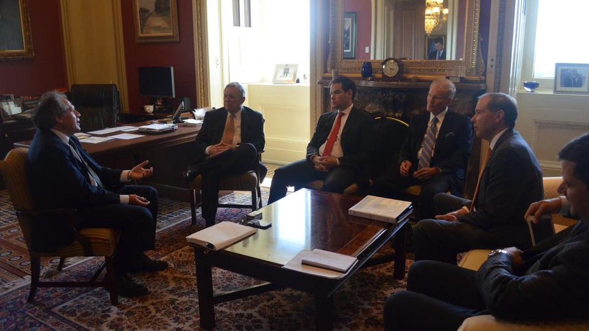 De izquierda a derecha, el secretario de la OEA Luis Almagro con los senadores Dirk Durbin, Marco Rubio, Bill Nelson y Tom Udall.