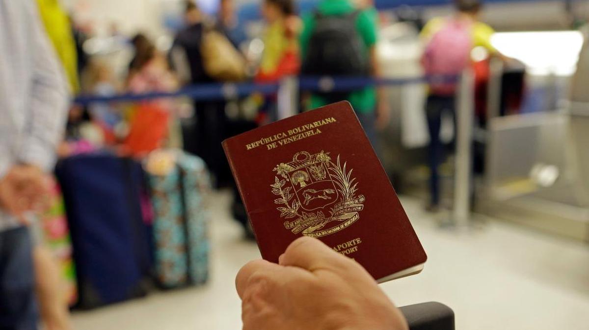 El gobierno de Venezuela exige para la expedición o renovación de pasaporte tener la cédula de identidad, la cual solo puede tramitarse en el territorio venezolano y cuando la persona es mayor de 9 años.