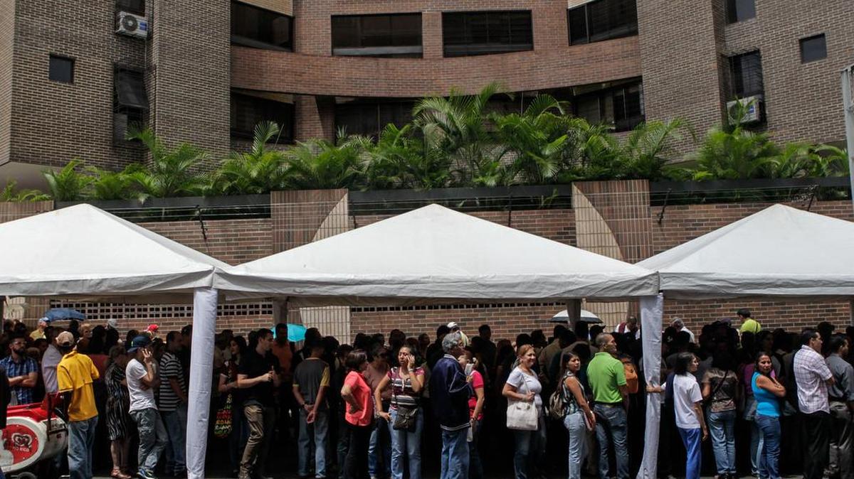 Un grupo de personas acude a la fase de validación de firmas para activar el referendo revocatorio del presidente venezolano, Nicolás Maduro, hoy, 21 de junio de 2016, en la ciudad de Caracas (Venezuela).