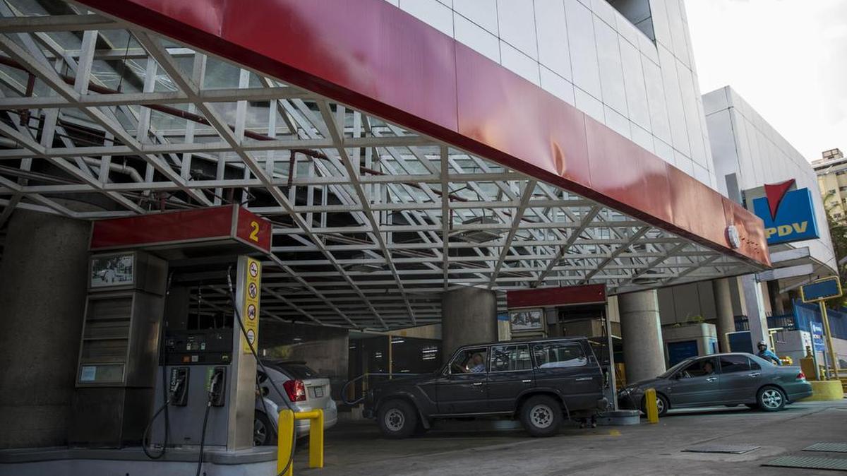 Detalle de una estacion de servicio de gasolina de Petróleos de Venezuela (PDVSA), el 25 de agosto de 2017, en Caracas, Venezuela.